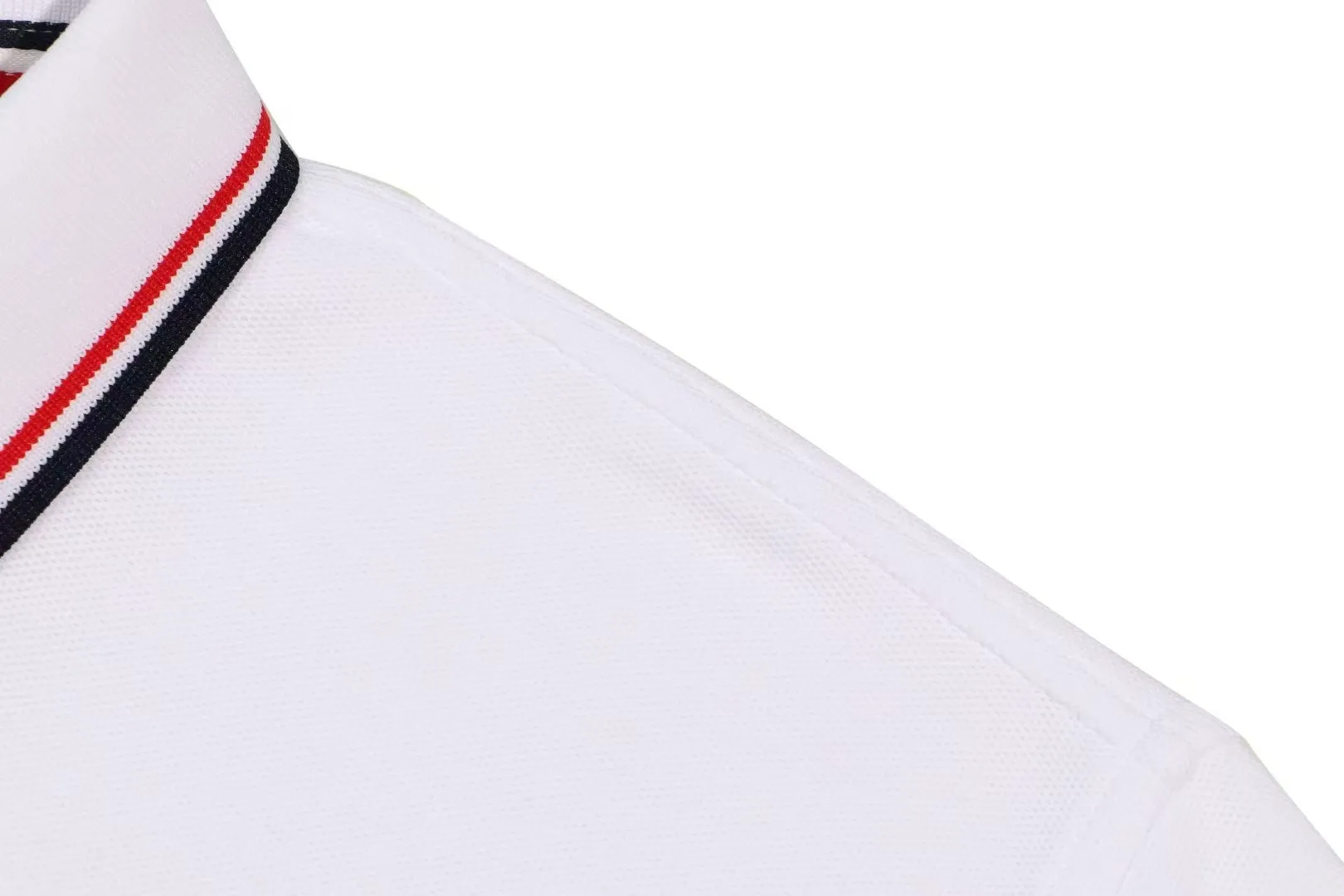 【New Arrival In Stock】𝐌𝐎𝐍𝐂𝐋𝐄𝐑~ #2025 New Arrival Quality POLO ， Breathable ， ， ， Quality。 ！ ， ！ LOGO Quality ：Black，White Sizes：M~L~XL~2XL~3XL
